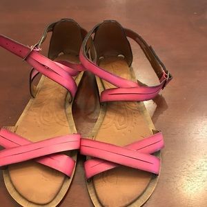 Darling magenta pink Clark’s sandals. Stylish but comfy. Very lightly worn. 8.5